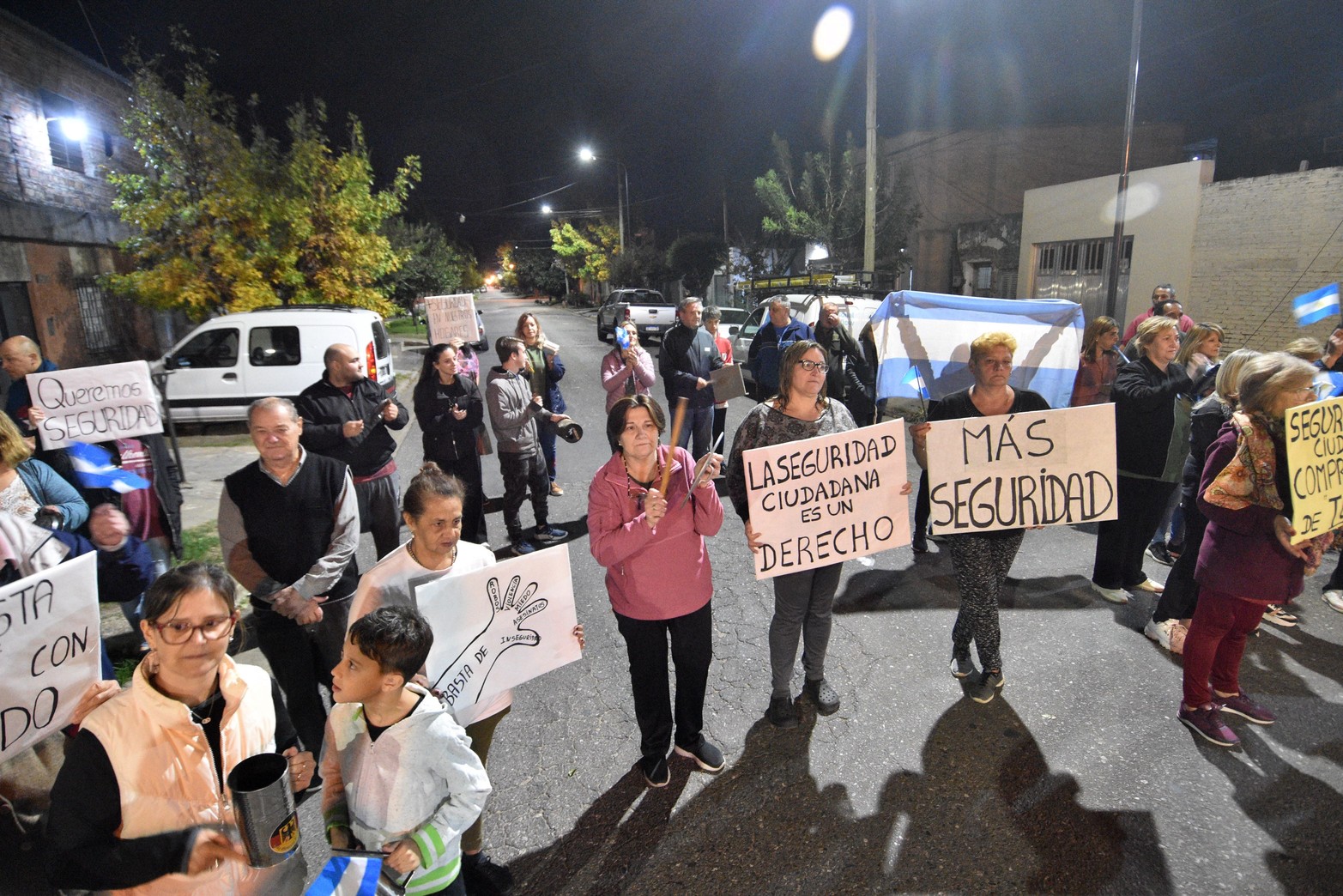 "Ruidazo pacífico" bajo este lema se reunieron a protestar los vecinos.