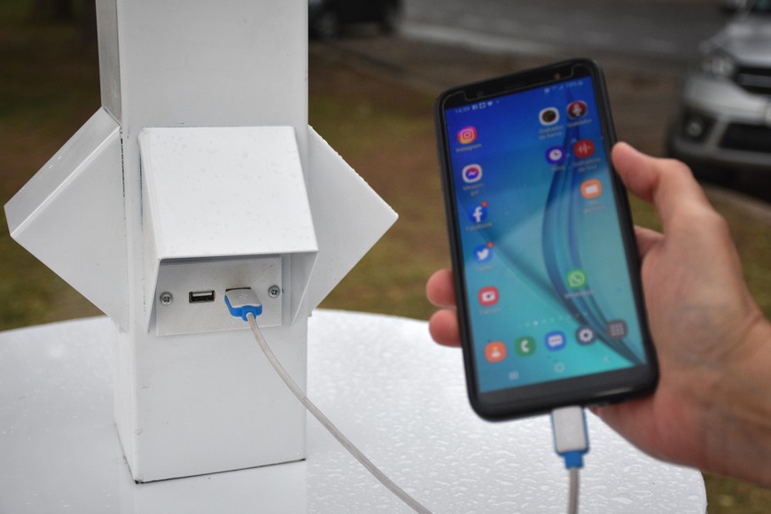 Hay puestos de recarga para 8 dispositivos en simultáneo. Crédito: Pablo Aguirre