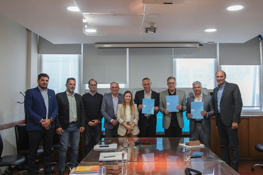 Gustavo Arrieta, administrador de Vialidad; Luis Castellano, intendente de Rafaela; Fabio Sánchez, director nacional por Santa Fe; Mauricio Rizzotto, presidente del  del Centro Comercial e Industrial de Rafaela y empresarios. 