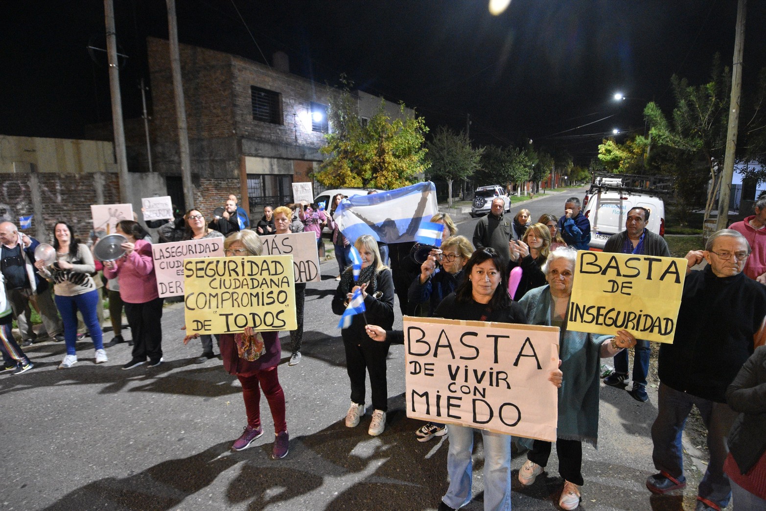 Con diferentes carteles los vecinos salieron a protestar.