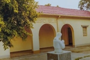 Fue así que el 1° de mayo de 1916, en las postrimerías de la Gobernación del Dr. Manuel Menchaca, una maestra digna, generosa y valiente abrió las puertas de la por entonces llamada Escuela Fiscal N° 342, en una muy humilde casa alquilada.