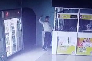 El momento del ataque fue captado por las cámaras del local.