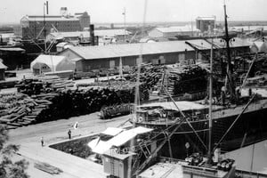 Nuevo puerto de Ultramar de la ciudad de Santa Fe. Embarque de quebrachos  (década del 1930). Foto: Archivo