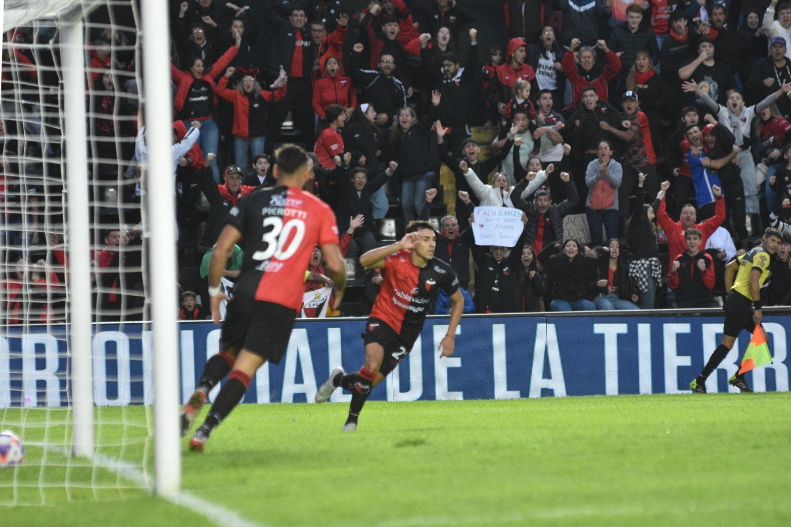 El público ya lo festeja. Iban solo 1 minuto con 40 segundos. 