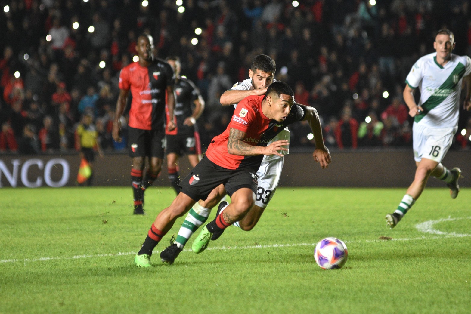 Laureano Nathanael Troncoso se escapa de un rival y casi marca el tercer gol. 