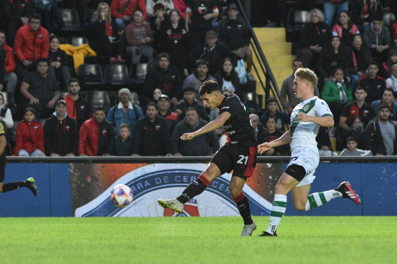 El golazo de Eric Meza. El disparo se le colará en el ángulo Facundo Cambeses.