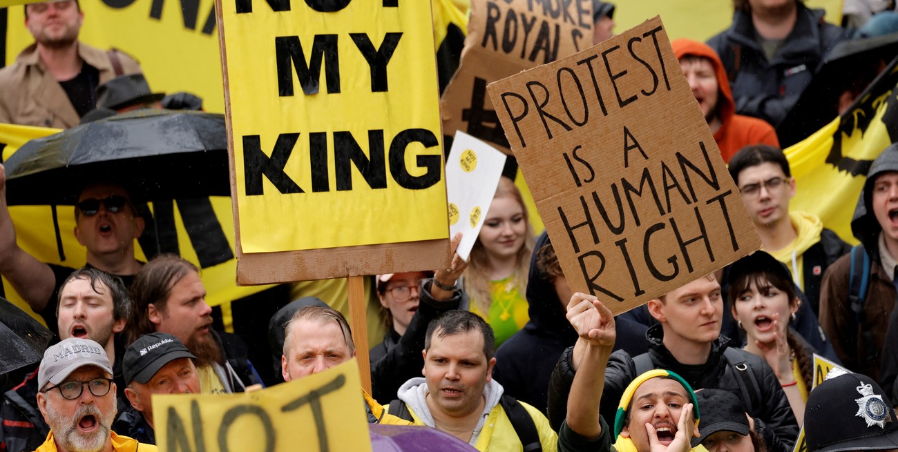 La policía británica detuvo a activistas antimonárquicos cuando protestaban contra la coronación