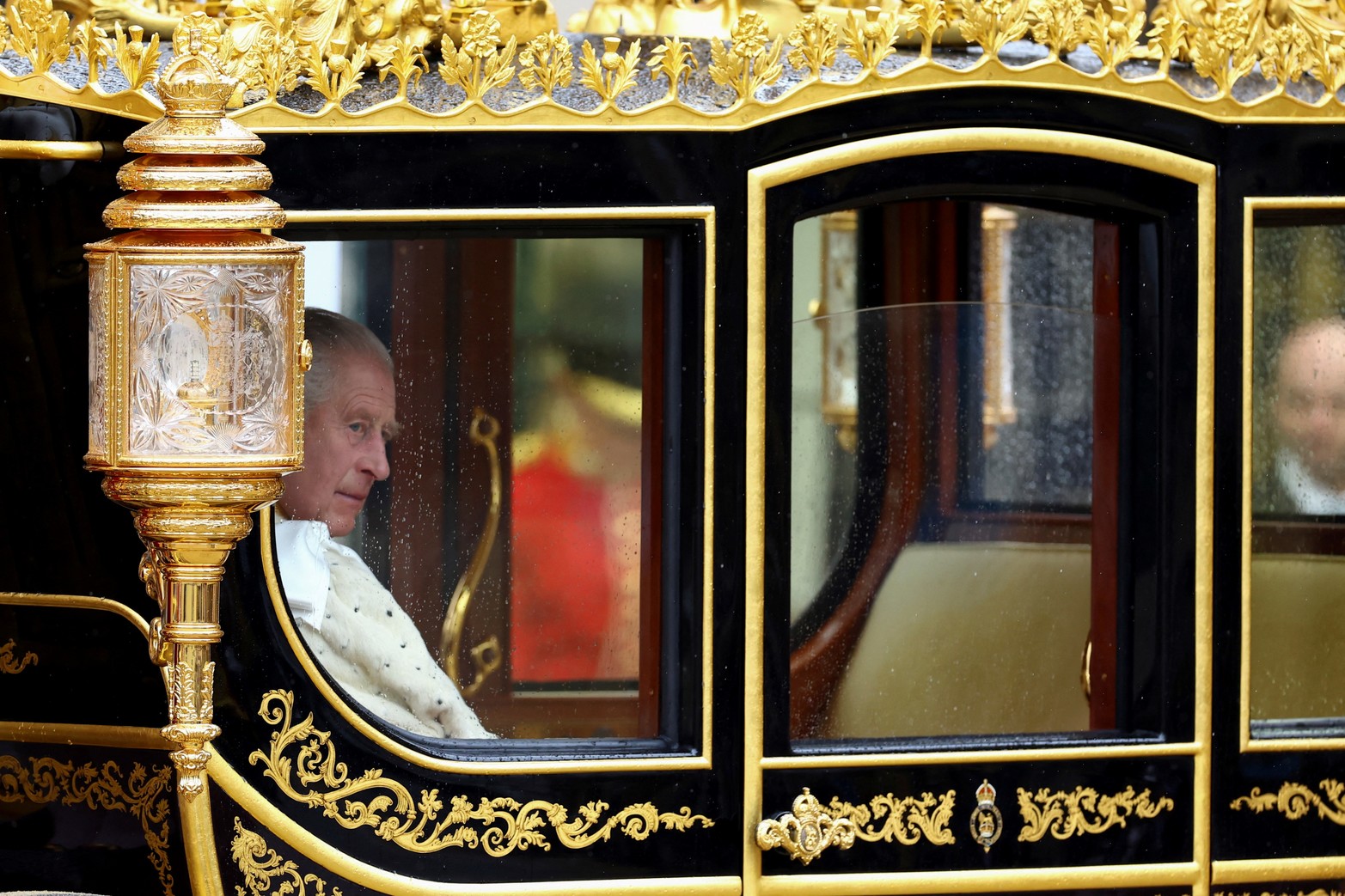 El rey Carlos III viajando desde el palacio de Buckingham a la Abadía de Westminster. 