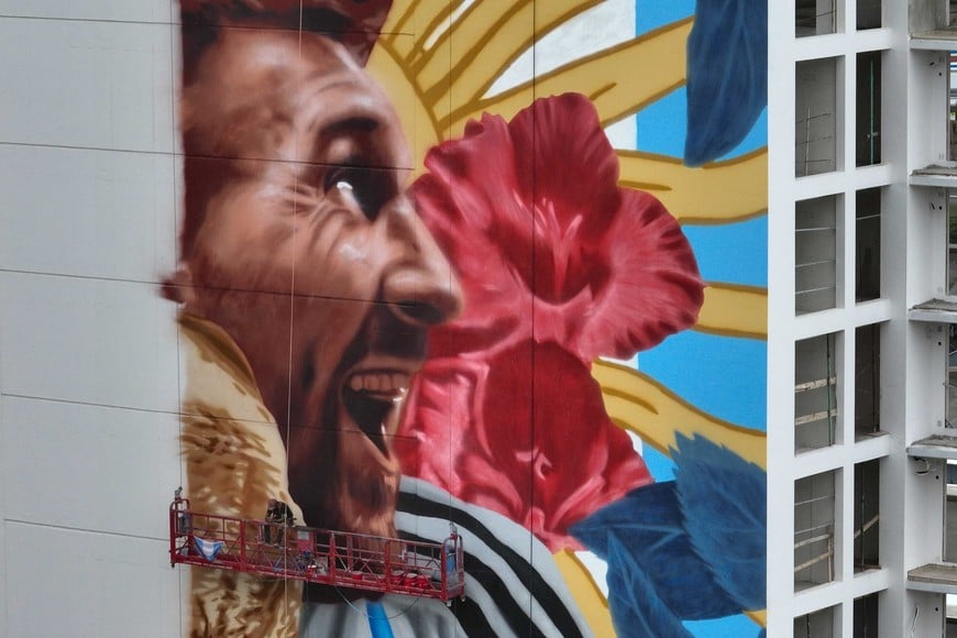 Mural Messi con cara asomandose 4 de mayo - Crédito: Fernando Nicola
