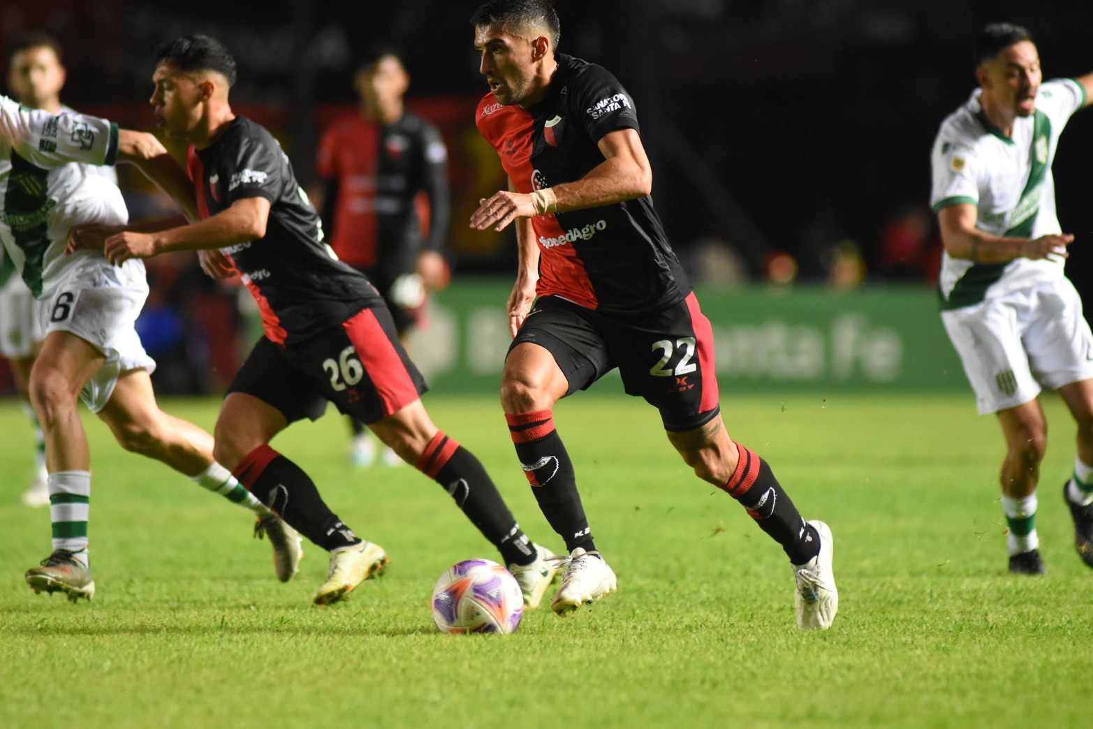 Juan Pablo Álvarez y Carlos Arrúa en una de las jugadas por izquierda en el primer tiempo.