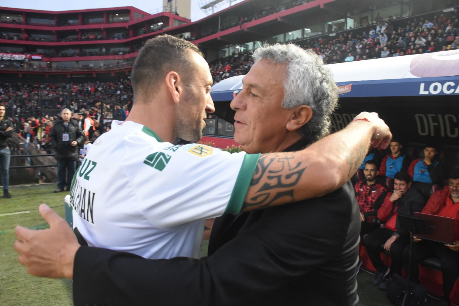 El abrazo. De su paso por Gimnasia Braihan Aleman y "Pipo" Gorosito. ¿Vendrá a Colón?