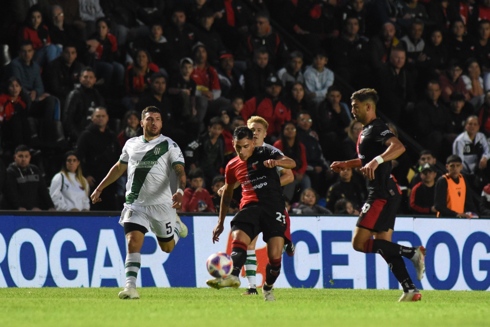 Una de las figura de la cancha. Eric Meza hace un cambio de frente. 