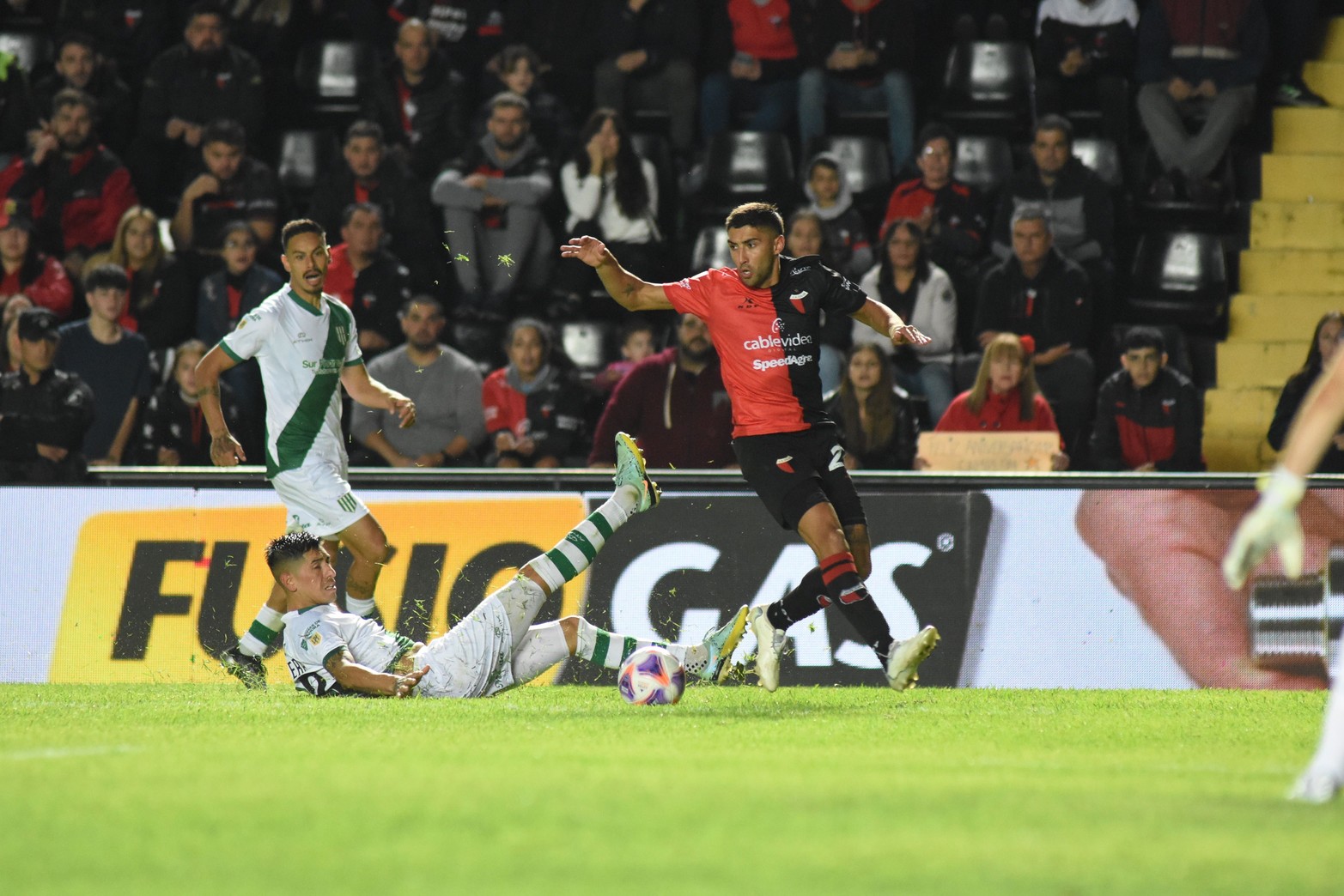 Juan Pablo Alvarez dejó a varios por el camino. Fue sobre el final del segundo tiempo. El pase se enredó y Abila no pudo definir con claridad.