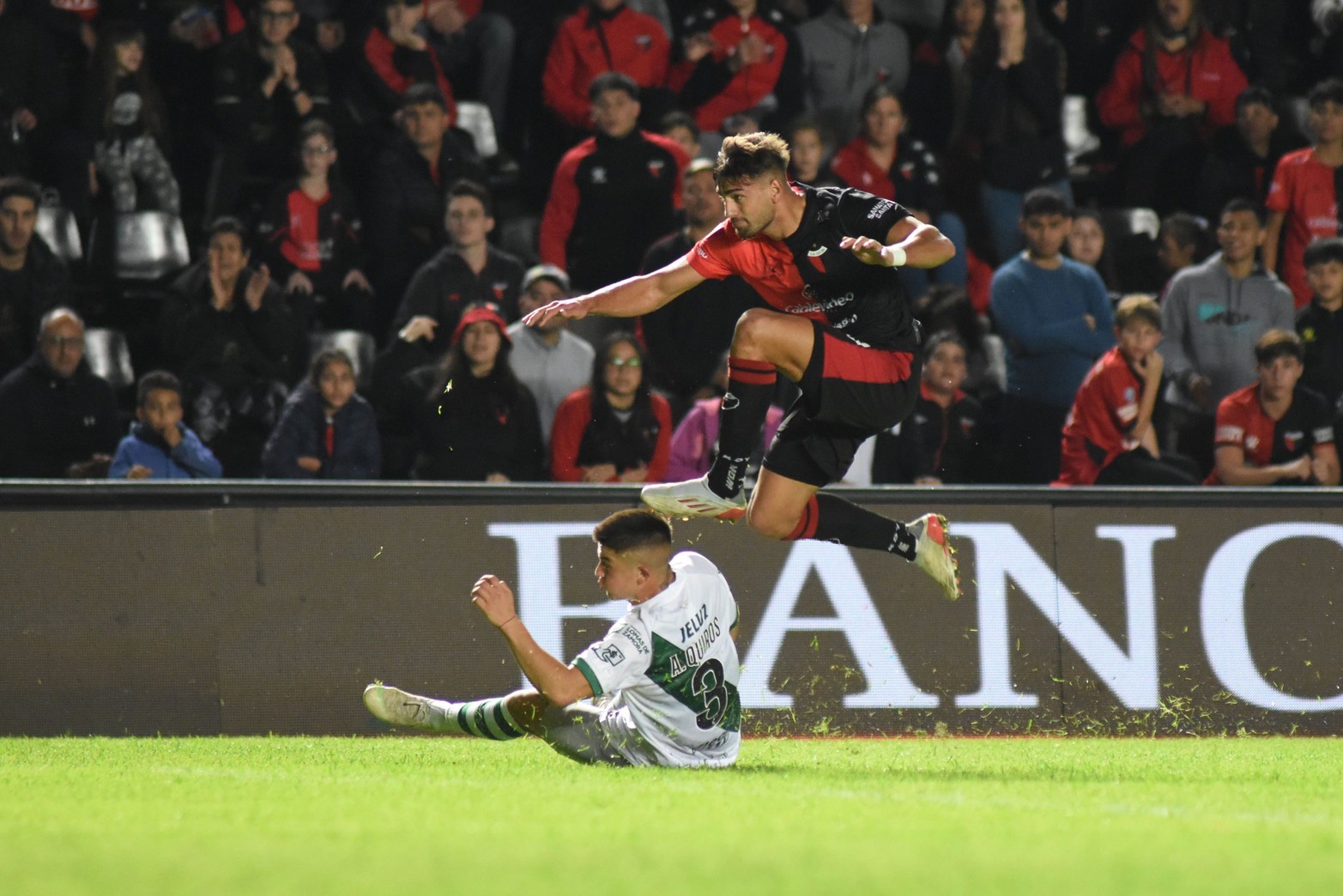 Santiago Pierotti ya la pincho para mas adelante y salta un rival.