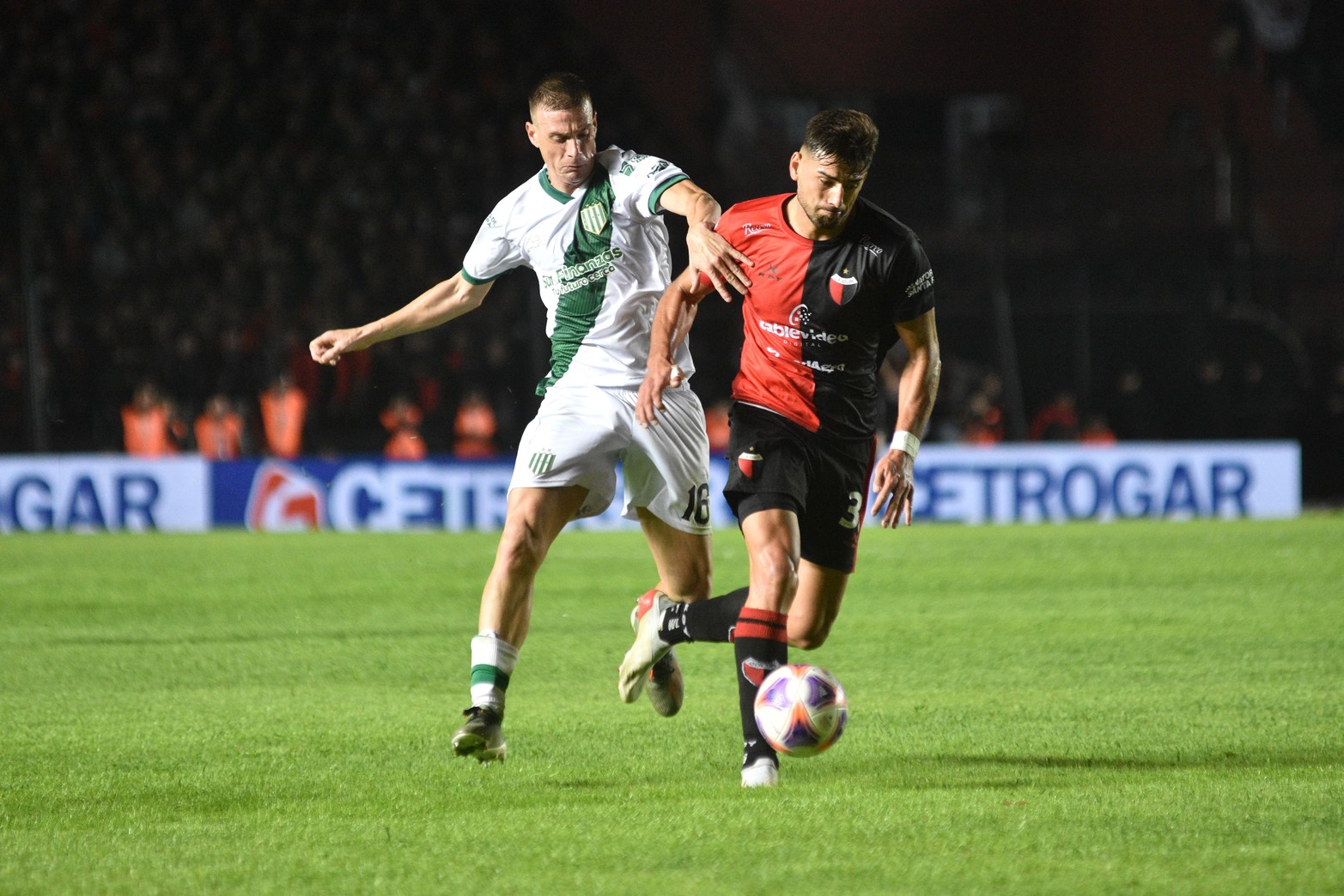 Santiago Pierotti se escapa de un rival que le toca la pierna izquierda.