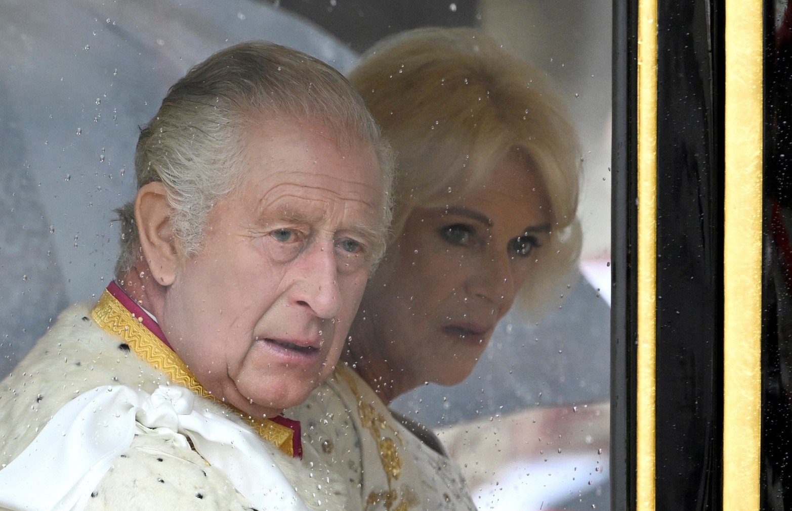 El rey Carlos III y la reina Camila viajando a la Abadía de Westminster. 