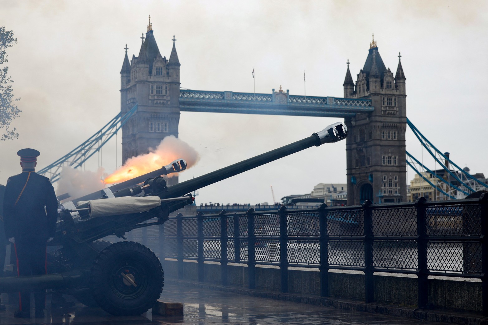 Disparo de cañones en Londres, en una jornada histórica. 