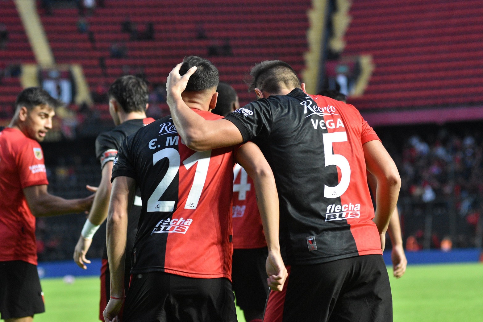 Los dos goleadores de la noche.  Meza y Vega en el festejo del primer gol. 