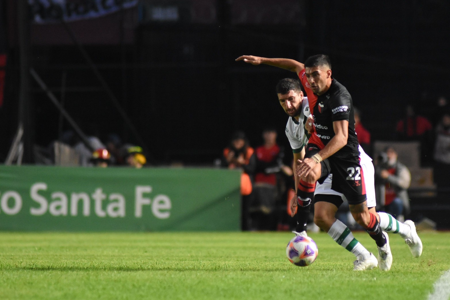 Juan Pablo Alvarez en uno de los desbordes del primer tiempo. 