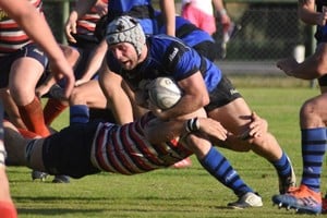 Hubo "tablas" en Rosario entre Santa Fe Rugby y Universitario. Crédito: Luis Cetraro.