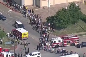 Quienes estaban en el centro comercial fueron retirados por la policía. 