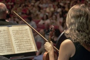 “Gorrita Roja”, la propuesta que ofrecerá la orquesta junto a la actriz Nidia Casís, narra “una historia de valentía y del poder de la música para conectar a las personas”, expresaron desde el ensamble instrumental. Foto: Gentileza OSPSF