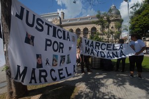 Familiares de la víctima marcharon a fines de marzo hasta tribunales para pedir que no beneficien al presunto femicida. Crédito: Mauricio Garín/Archivo.