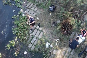 Pescar y no devolver, una práctica que pone en peligro a las especies ictícolas que están en plena recuperación tras largos años de bajante.  Foto: Gentileza Daniel Luna