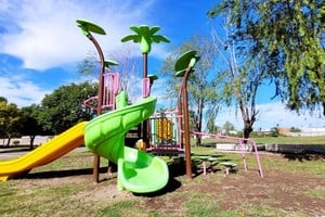 Asimismo, en el espacio de Gaboto y Albertondo, en Villa Felisa, colocaron un mangrullo y aparatos de gimnasia, de los que también se dotó a la plaza Arco Iris de José Hernández, en el sector adyacente al playón deportivo.