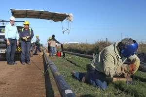 “Esto genera la expectativa de todas las comunidades, intendentes y presidentes comunales, de poder ampliar el esquema domiciliario y estar pensando en las ampliaciones o radicaciones para el uso industrial”, agregó Perotti.