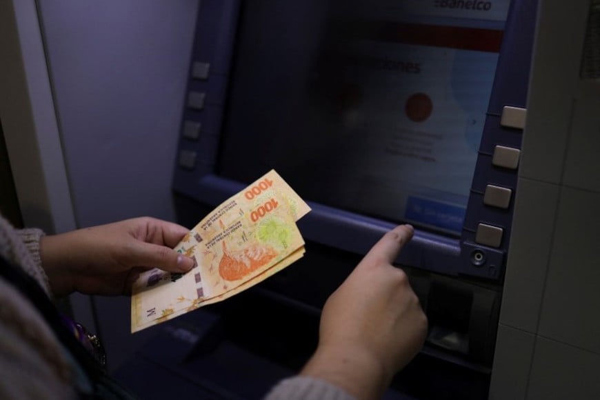 Foto de archivo: - Una mujer retira pesos argentinos de un cajero automático en Buenos Aires, Argentina. May 23, 2022. REUTERS/Cristina Sille