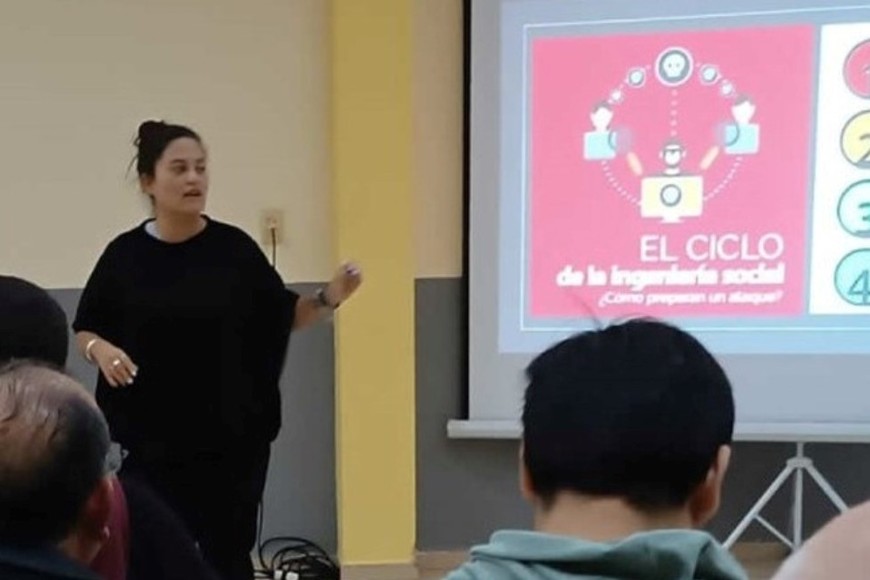 La licenciada en Comunicación Institucional María Soledad Martínez durante una de sus disertaciones.