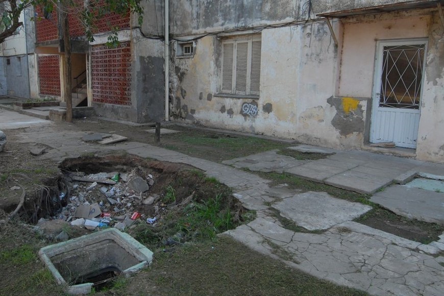 Un gran socavón se generó en una de las veredas que rodea Las Flores I. Foto: Mauricio Garín