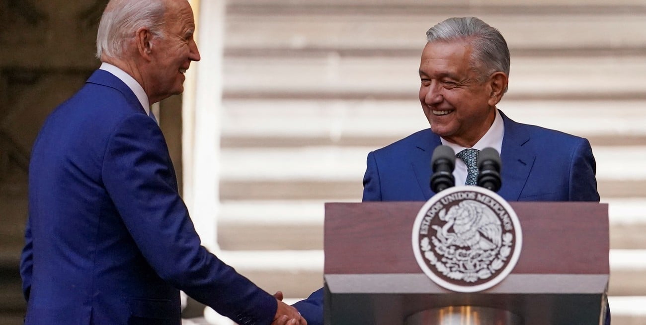 La mejora en la relación entre Joe Biden y AMLO podría "facilitar" los procesos. Crédito: Kevin Lamarque / Reuters
