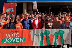 Agustina Donnet y Rubén Giustiniani, del bloque Igualdad de la Cámara de Diputados, junto a jóvenes de la provincia en la presentación que hicieron el 27 de abril frente al Tribunal Electoral para solicitar la habilitación del voto a los 16 y 17 años de edad.