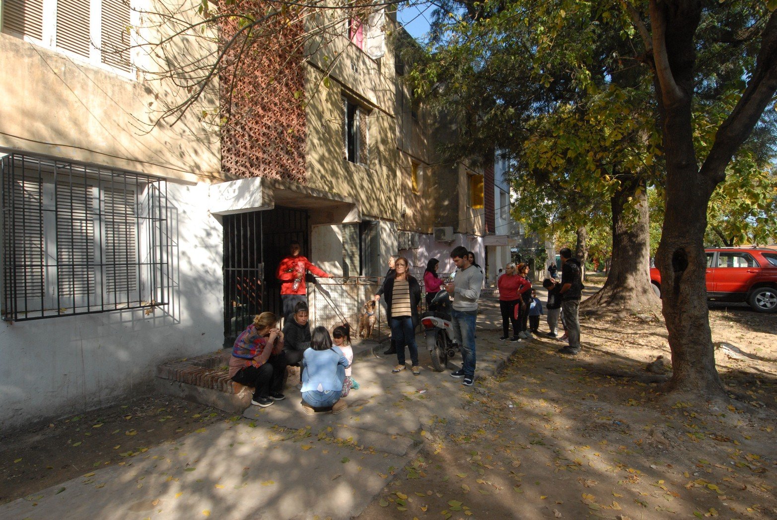 Paredes y techos apuntalados con madera, socavones en el interior y exterior de las viviendas, olores nauseabundos, cloacas rebasadas y más problemas que afectan a las más de 60 familias.