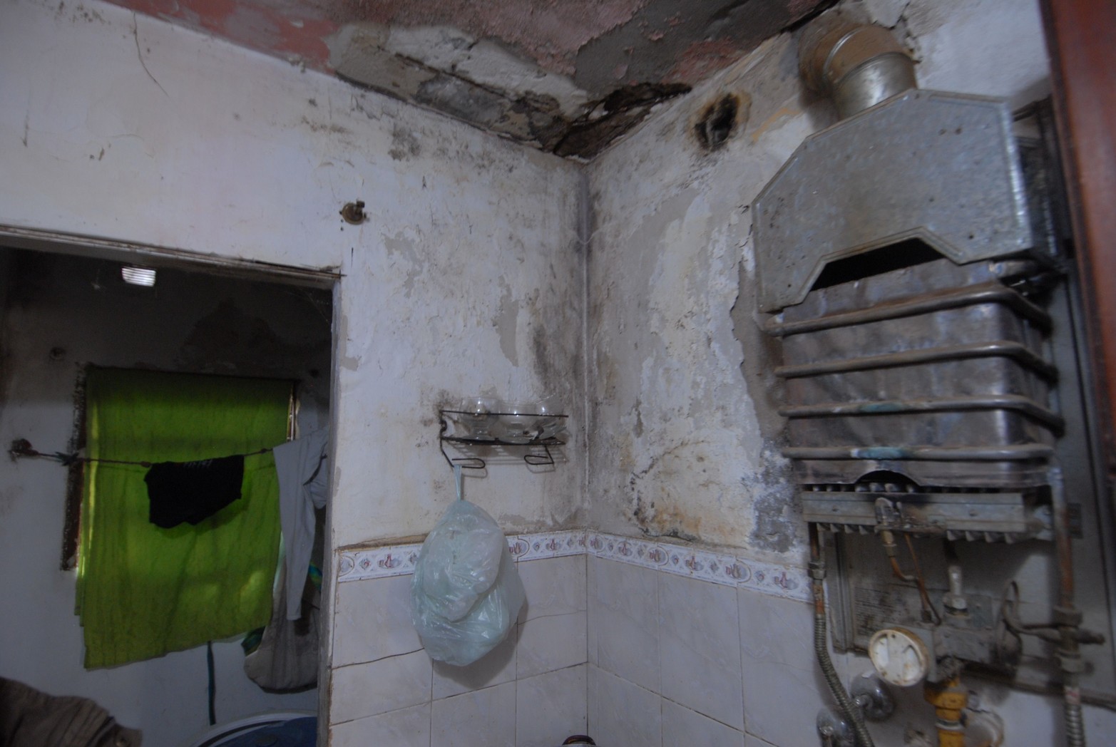 Humedad total. En la zona de caños de agua, las paredes tienen mucha humedad.