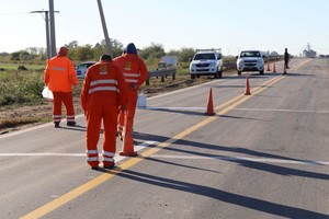 Entre las últimas tareas, la empresa contratista realizó la señalización horizontal de unos 40 metros de calzada, existentes entre los accesos a la estructura y el personal de la jefatura zonal X de la Dirección Provincial de Vialidad, colocó tachas reflectivas sobre el eje, pintó la zona e incorporó microesferas de vidrio que generan retroreflectividad para los usuarios.