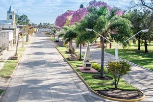 El Ejecutivo comunal lo hizo mediante la Ordenanza Nº 1566/23 que dispone prohibir la colocación de afiches, pegatinas y carteles correspondientes a partidos políticos y cualquier otro tipo de propaganda, en columnas, postes de alumbrado público, de telefonía, semáforos, carteles indicadores de calles y en todo elemento componente de la vía pública de la localidad de San Carlos Sud.