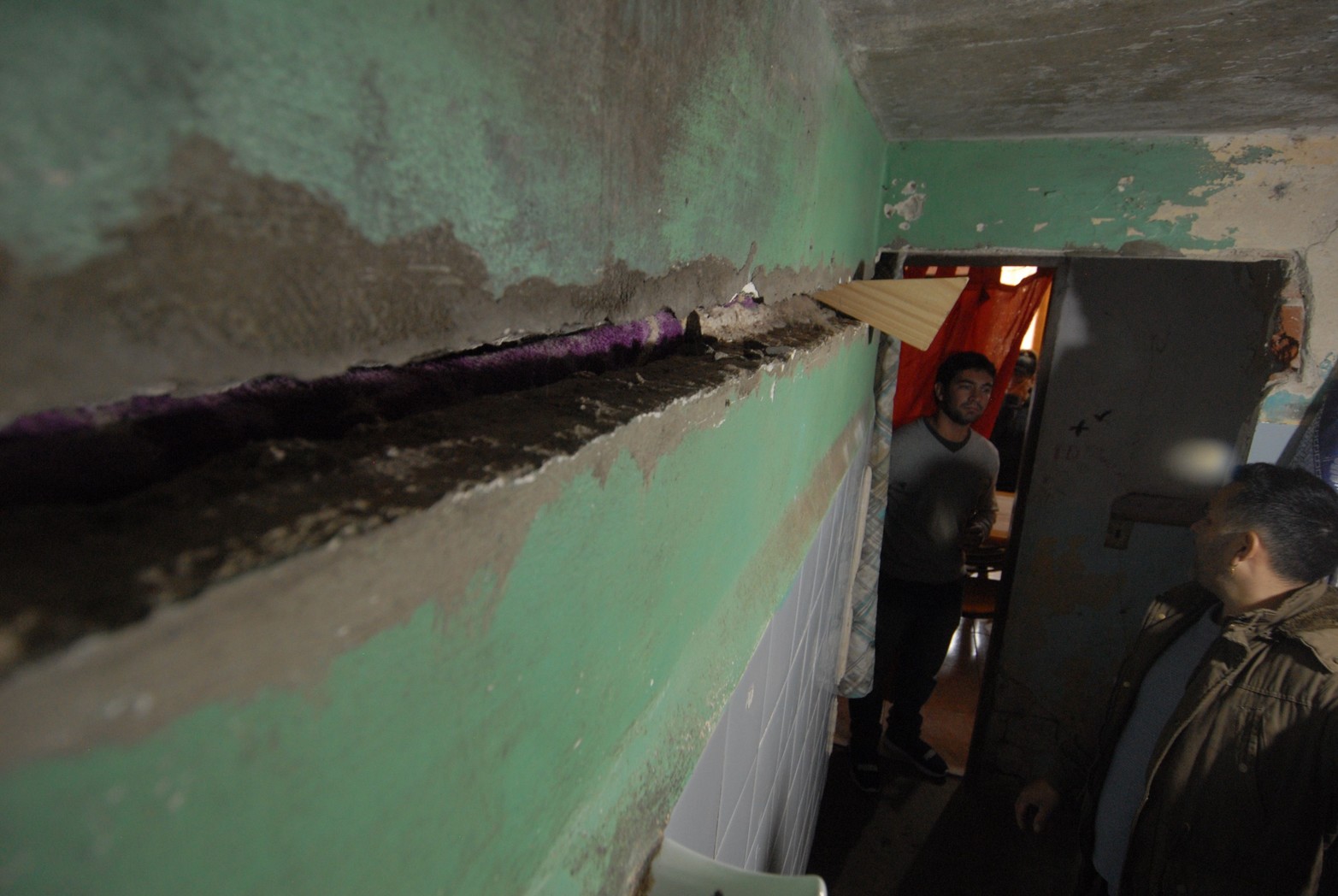 En peligro de derrumbe. Así está un departamento de la planta baja de barrio Las Flores I.