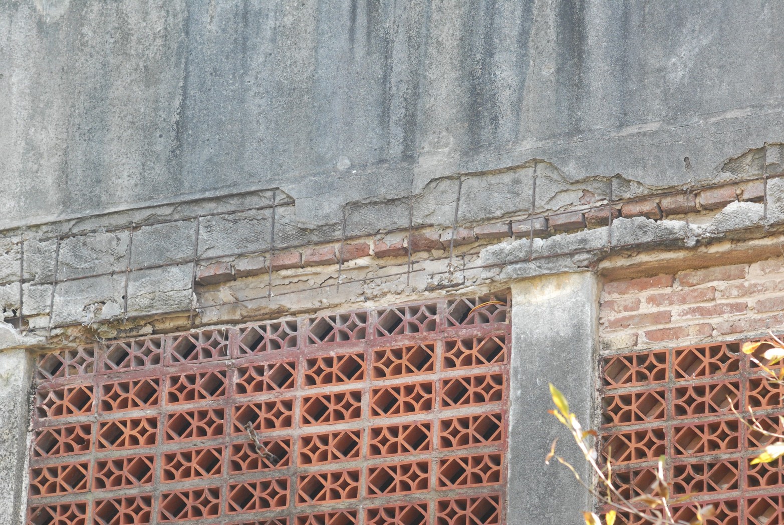 "Todos los días se caen pedazos de revoque de las torres" comentó Néstor un vecino del barrio Las Flores I.