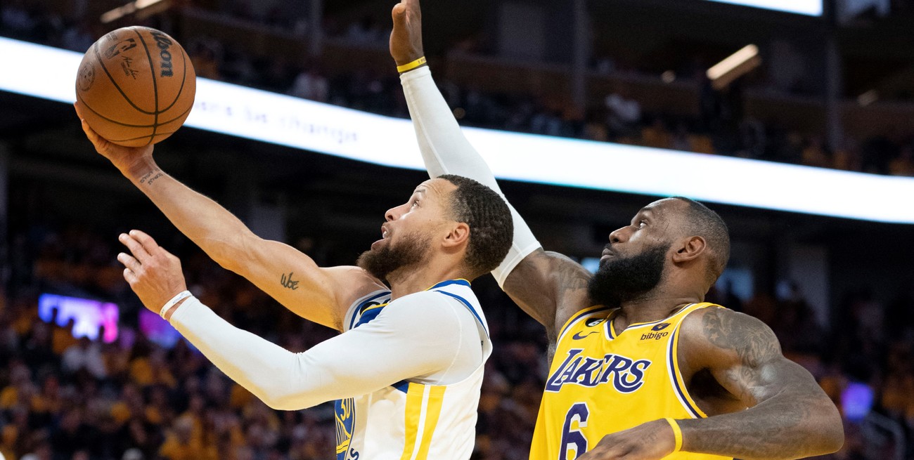 Stephen Curry y LeBron James. Crédito: Kyle Terada-USA TODAY Sports
