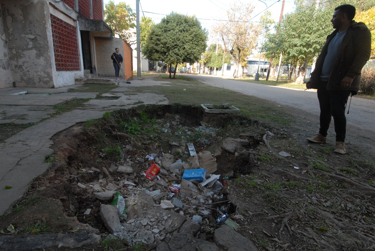 Un socavón gigante. En un sector del barrio sobre calle Pasaje Misericordioso.