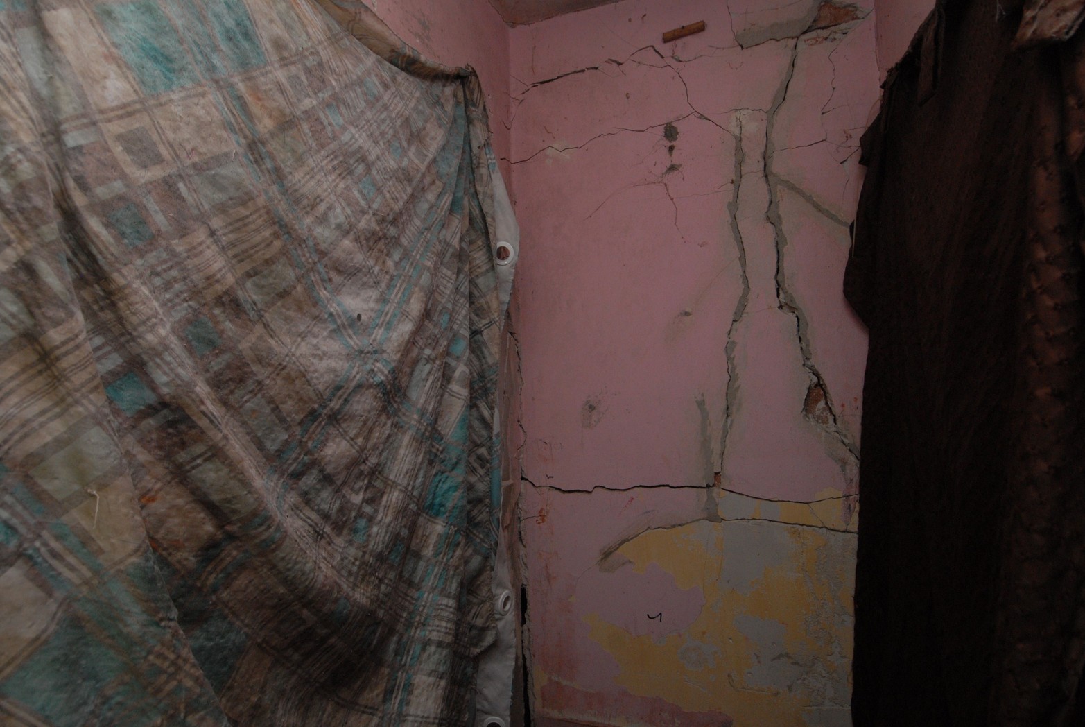 Paredes que se rajan. En los diferentes niveles del edificio las paredes se notas variadas grietas.