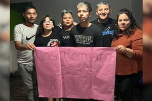 Carlos y Patricia junto a sus hijos y al hermano de F.N.C., la niña de 8 años a quien un fallo separó de su familia, escuela y barrio, a meses de perder a sus padres. 
