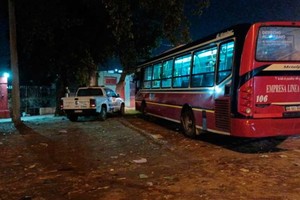 El conductor quedó tirado dentro del vehículo. 