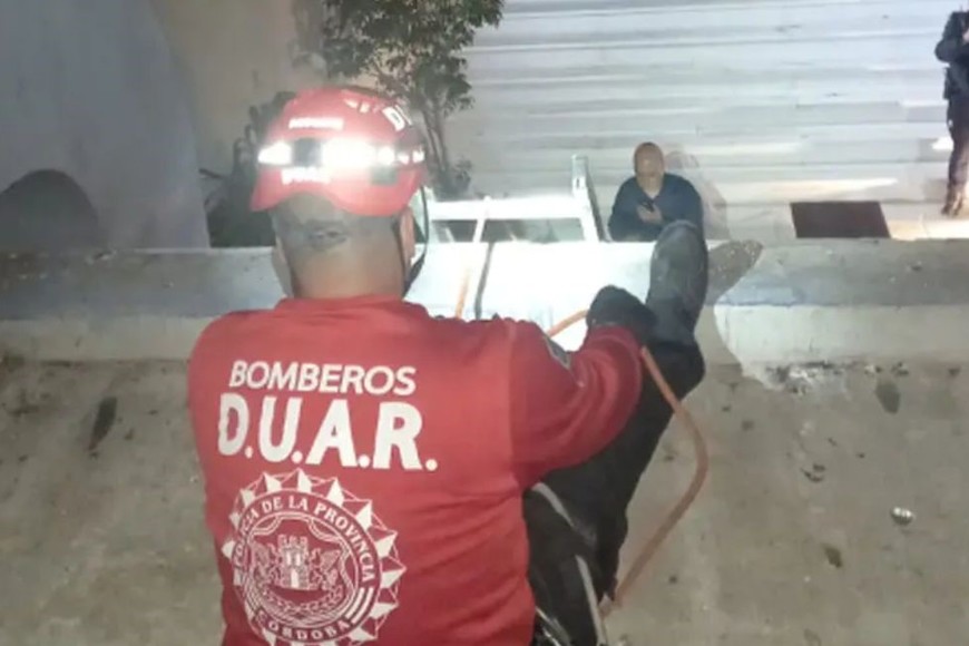 Los bomberos trabajaron para rescatar a la persona