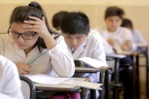 Ante la escalada inflacionaria que trae como consecuencia la pérdida del poder adquisitivo, los gremios docentes solicitan con carácter de "urgente" reabrir la paritaria para discutir nuevos incrementos salariales que sirvan de base para las mesas de negociación provinciales.