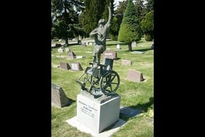 Un día, sentada a su lado en la tumba en el banquito de madera de siempre, comencé a sentir un leve olor a naranja... Foto: Wikipedia