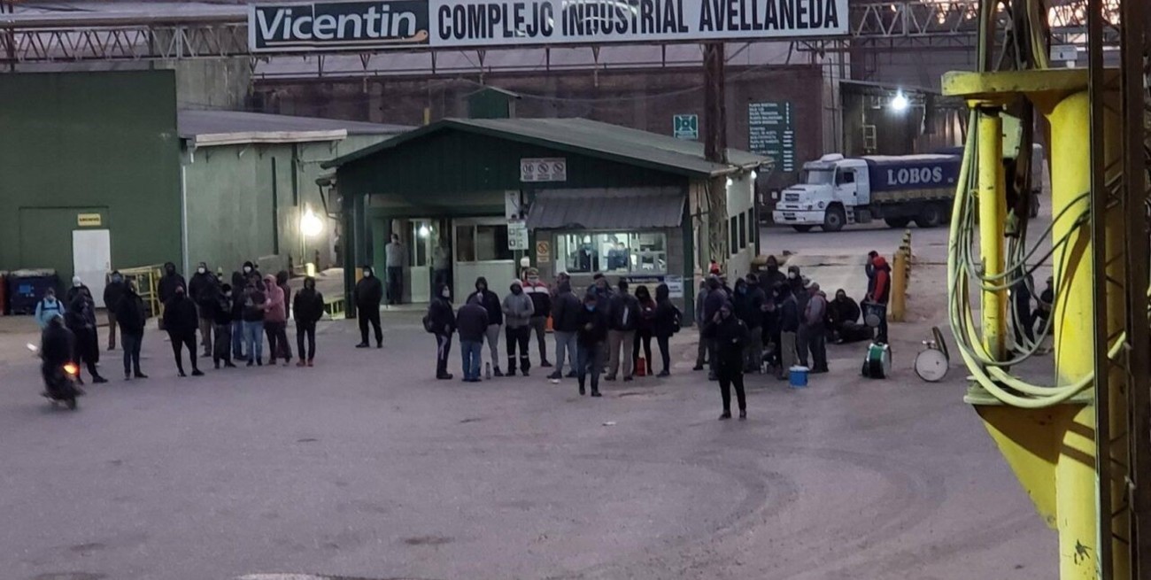Trabajadores de la empresa Vicentin realizaron una asamblea en el ingreso a la planta de Avellaneda